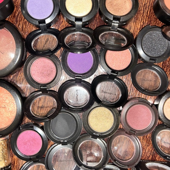 Lot Of 30 MAC makeup eyeshadows and blush great colors - Picture 5 of 10